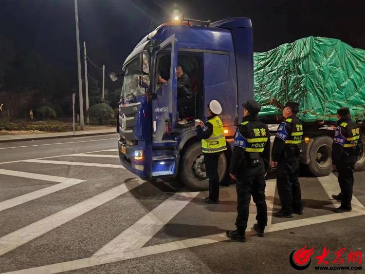 交警大货车司机最新,交警与货车司机的最新故事，守护道路安全的勇者，交警与货车司机的最新故事，守护道路安全的勇者之路