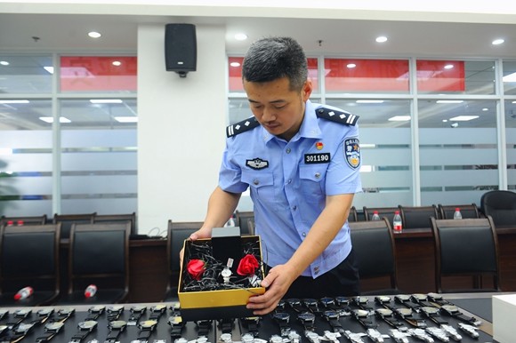 重庆最新警方的案子,重庆最新警方面临的挑战，揭开神秘案件的序幕，重庆警方最新挑战，神秘案件揭开序幕