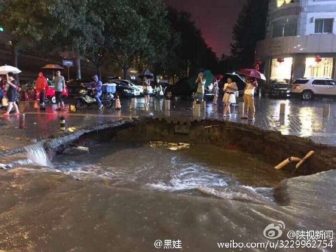 西安遭遇暴雨袭击,西安遭遇暴雨袭击，城市与人间的洗礼，西安暴雨洗礼城市与人间，暴雨袭击下的西安纪实