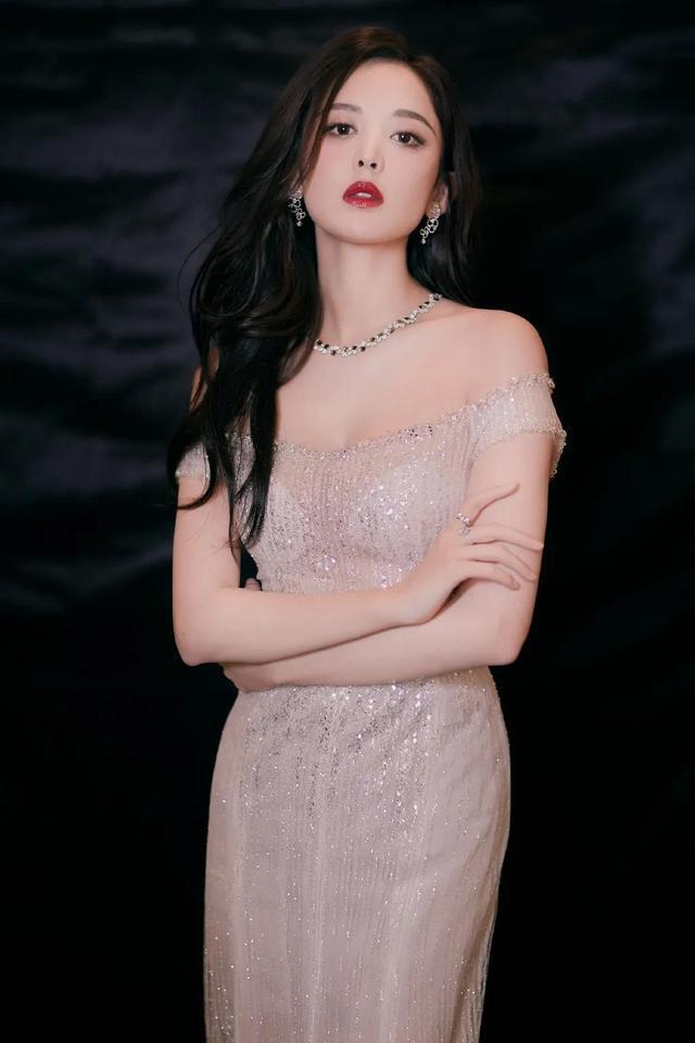 古力娜扎最新写真,古力娜扎最新写真，璀璨星光，绽放独特魅力，古力娜扎璀璨写真，独特魅力闪耀星光